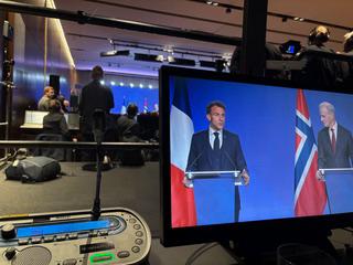 Frankrikes Emmanuel Macron i Norge med tolker fra Simnet 23 juni 2025